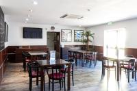 Un comedor con mesas y sillas en un restaurante. en Browns Sports Resort, en Vilamoura
