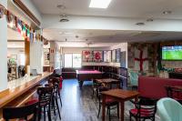 Un bar con mesas y sillas en un restaurante. en Browns Sports Resort, en Vilamoura