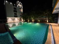 ポンディシェリにあるLa Millionaire Luxury Resort - TIE Hotels &amp; Resortsの建物内の夜間のスイミングプール