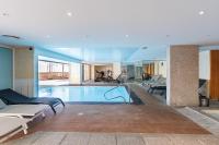 Bazén v ubytovaní Le Victoria, beau T2 central au pied des plages, piscine, sauna alebo v jeho blízkosti