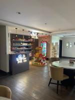 une pièce avec une table et des chaises ainsi qu'un magasin dans l'établissement Starlit By Zameen Opal, à Lahore