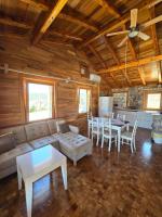 Posedenie v ubytovaní Villa, Stone House with swimming pool & Sauna, Beach, Sevid