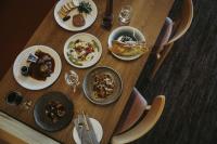 un tavolo di legno con piatti di cibo sopra di Iron Creek Bay Estate a Sorell