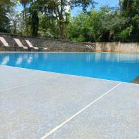 una pista de tenis con sillas encima en Wild Safari Nest Udawalawe, en Udawalawe