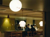 SOIL Nagatoyumoto في ناغاتو: مجموعة من الناس تقف عند كاونتر في مطعم