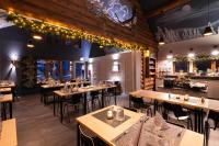 ein Restaurant mit Tischen und Stühlen und eine Bar in der Unterkunft Ranua Resort Arctic Igloos in Ranua