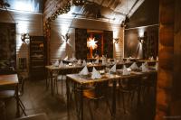 ein Esszimmer mit Tischen mit weißen Servietten darauf in der Unterkunft Ranua Resort Arctic Igloos in Ranua