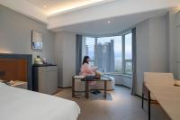 Elegant International Hotel Shanghai - Bund Sichuan Road North Metro Branchにあるベッド
