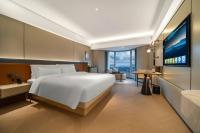 Elegant International Hotel Shanghai - Bund Sichuan Road North Metro Branchにあるテレビまたはエンターテインメントセンター