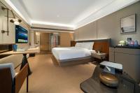Elegant International Hotel Shanghai - Bund Sichuan Road North Metro Branchにあるテレビまたはエンターテインメントセンター