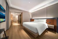 Elegant International Hotel Shanghai - Bund Sichuan Road North Metro Branchにあるベッド