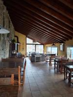 リベス・デ・フレセルにあるCal Tonico Ruralのテーブル、椅子、ソファが備わる広い客室です。