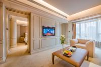 Elegant International Hotel Shanghai - Bund Sichuan Road North Metro Branchにあるテレビまたはエンターテインメントセンター