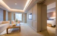 Elegant International Hotel Shanghai - Bund Sichuan Road North Metro Branchにあるテレビまたはエンターテインメントセンター