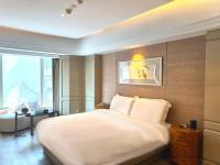 Elegant International Hotel Shanghai - Bund Sichuan Road North Metro Branchにあるベッド