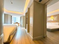 Elegant International Hotel Shanghai - Bund Sichuan Road North Metro Branchにあるベッド