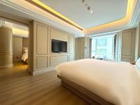 Elegant International Hotel Shanghai - Bund Sichuan Road North Metro Branchにあるテレビまたはエンターテインメントセンター