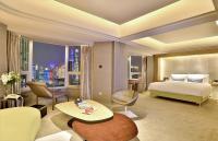 Elegant International Hotel Shanghai - Bund Sichuan Road North Metro Branchにあるベッド