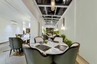 Un restaurante u otro lugar para comer en Beacon NIBM Pune