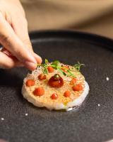 una persona está sosteniendo un pedazo de comida en un plato en Favilla Hotel di Charme, en Roma