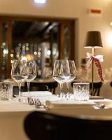 Un grupo de copas de vino sobre una mesa. en Favilla Hotel di Charme, en Roma