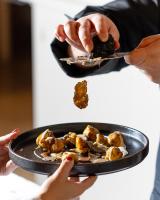 una persona comiendo comida en un plato con una cuchara en Favilla Hotel di Charme, en Roma