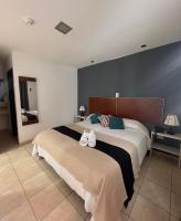 Un dormitorio con una cama grande con toallas. en Hotel Internacional, en Termas de Río Hondo