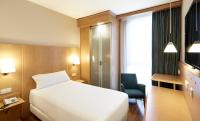 Postel nebo postele na pokoji v ubytování Sercotel Porta Barcelona