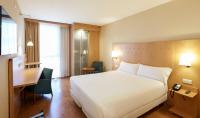 Postel nebo postele na pokoji v ubytování Sercotel Porta Barcelona