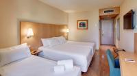 Postel nebo postele na pokoji v ubytování Sercotel Porta Barcelona