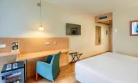 Postel nebo postele na pokoji v ubytování Sercotel Porta Barcelona