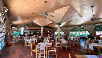 een eetkamer met tafels en stoelen in een restaurant bij Hotel Mendihuaca by On vacation in Santa Marta
