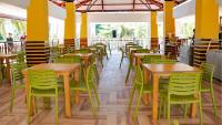 Un restaurante u otro lugar para comer en Hotel Blue Cove by On vacation