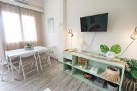 Televízia a/alebo spoločenská miestnosť v ubytovaní SERENITY yard apartment