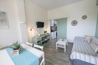 Televízia a/alebo spoločenská miestnosť v ubytovaní SERENITY yard apartment