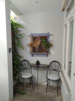 Ein Sitzbereich in der Unterkunft Beach House Rodine - free parking & bikes