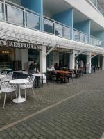 High-end 2BR Condo Boracay Tower - Azure Residences near Manila Airportにあるレストランまたは飲食店