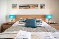 Posteľ alebo postele v izbe v ubytovaní Apartamenty na Wyspie - Aquamarina - Budynek A - B - C