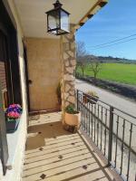 Balkón alebo terasa v ubytovaní Family house in Peral de Arlanza with fenced garden
