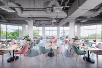 En restaurant eller et andet spisested på M Social Resort Penang