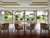een eetkamer met een tafel en stoelen en een patio bij The Ubufuru Ishigaki in Ishigaki Island