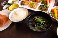 ホテルの敷地内または近くでの食事または食べ物