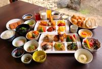 ホテルの敷地内または近くでの食事または食べ物