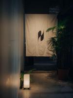 東京にあるHotel K5の窓の前にあるリンゴの看板の付いた白い冷蔵庫