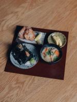 東京にあるHotel K5のテーブルの上に並べた皿