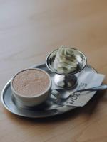 東京にあるHotel K5のコーヒーとホイップクリームの入った皿