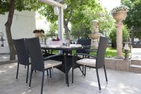 Una mesa y sillas negras en un patio. en Hotel Boutique ANEMONA, en Craiova