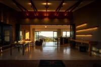 uma sala de estar com mesa e cadeiras e vista em Miombo Mountain Lodge and Spa em Pearson Settlement