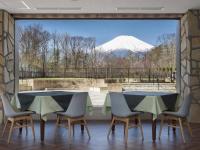un comedor con vistas a una montaña cubierta de nieve en Wan's Resort Yamanakako, en Yamanakako