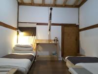 ein Zimmer mit 2 Betten und einem Regal darin in der Unterkunft Yettle Hanok Stay in Gyeongju